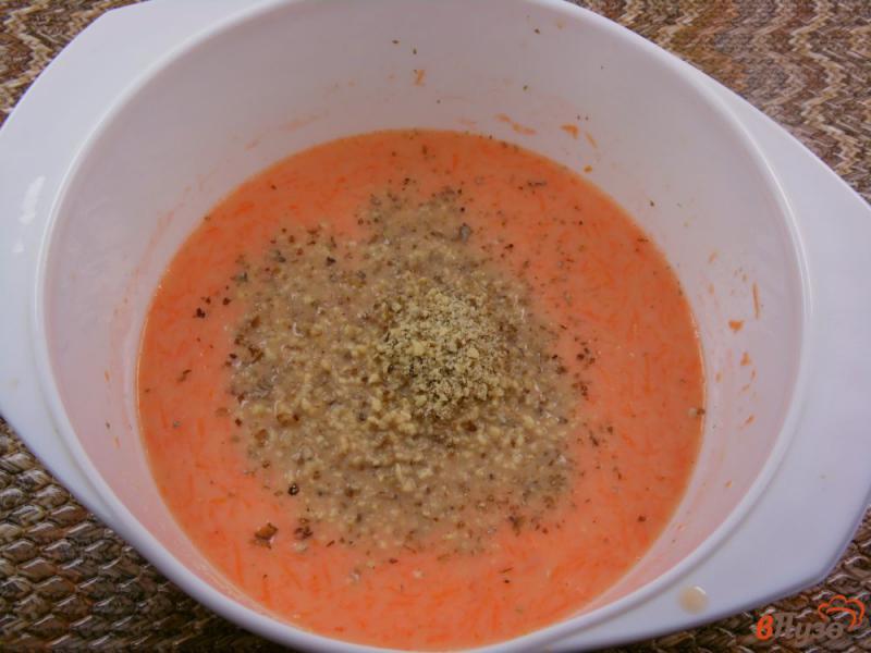 Фото приготовление рецепта: Оладьи морковно-апельсиновые с орехами шаг №4