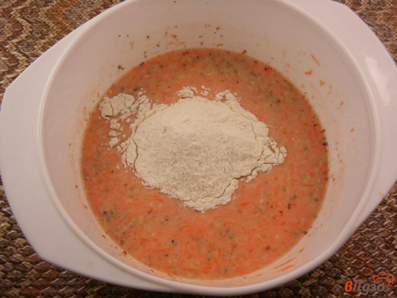 Фото приготовление рецепта: Оладьи морковно-апельсиновые с орехами шаг №5