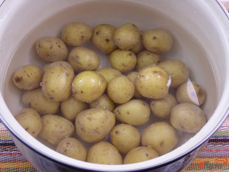 Фото приготовление рецепта: Молодой картофель с пореем и вялеными томатами шаг №1