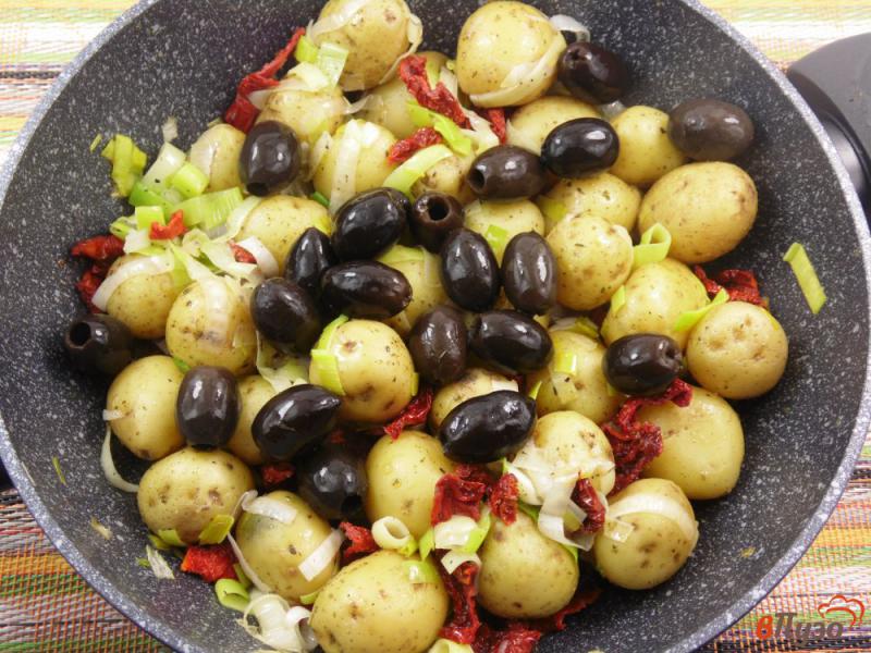 Фото приготовление рецепта: Молодой картофель с пореем и вялеными томатами шаг №5