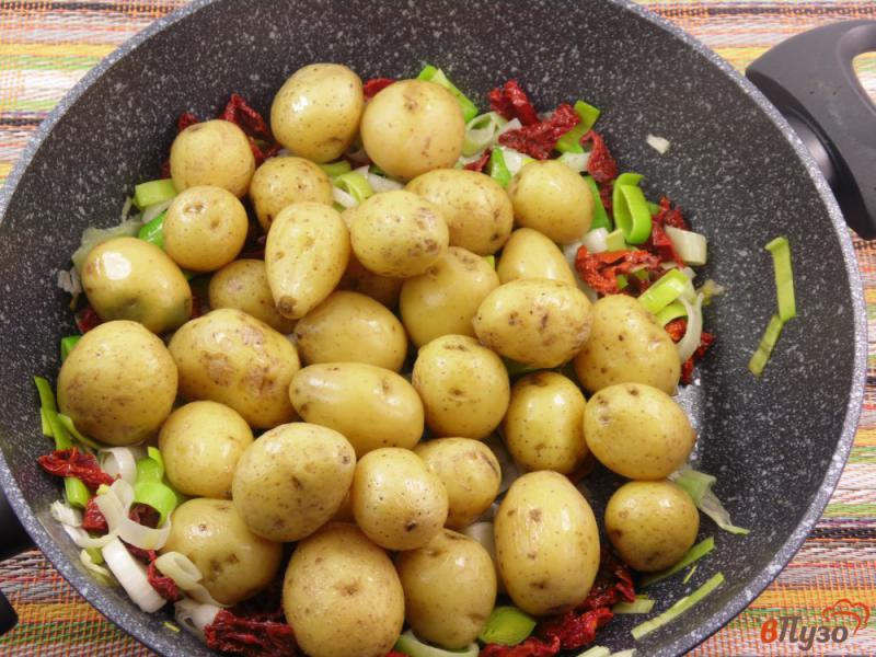 Фото приготовление рецепта: Молодой картофель с пореем и вялеными томатами шаг №4
