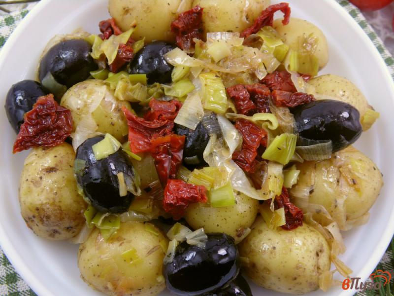 Фото приготовление рецепта: Молодой картофель с пореем и вялеными томатами шаг №6