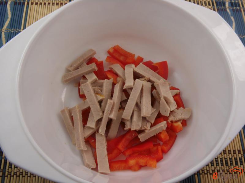 Фото приготовление рецепта: Салат с фасолью и бужениной шаг №2