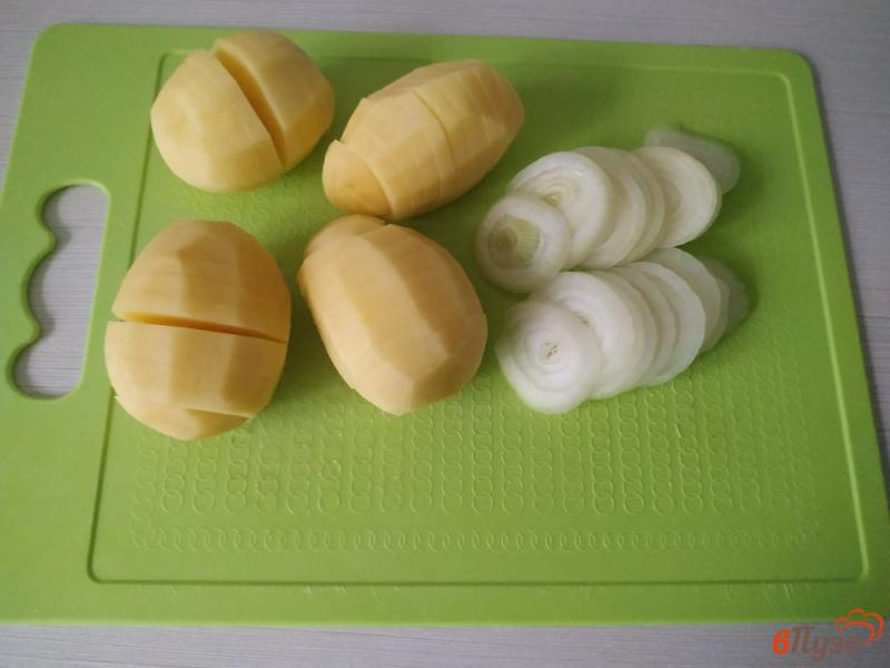 Фото приготовление рецепта: Печёный картофель с подчеревком и луком шаг №2