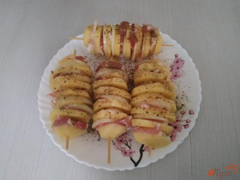 Фото приготовление рецепта: Печёный картофель с подчеревком и луком шаг №4