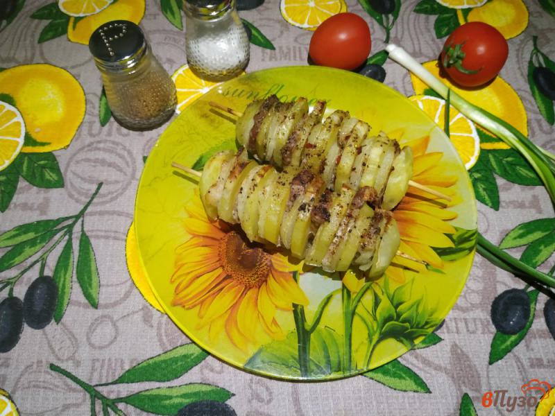 Фото приготовление рецепта: Печёный картофель с подчеревком и луком шаг №6
