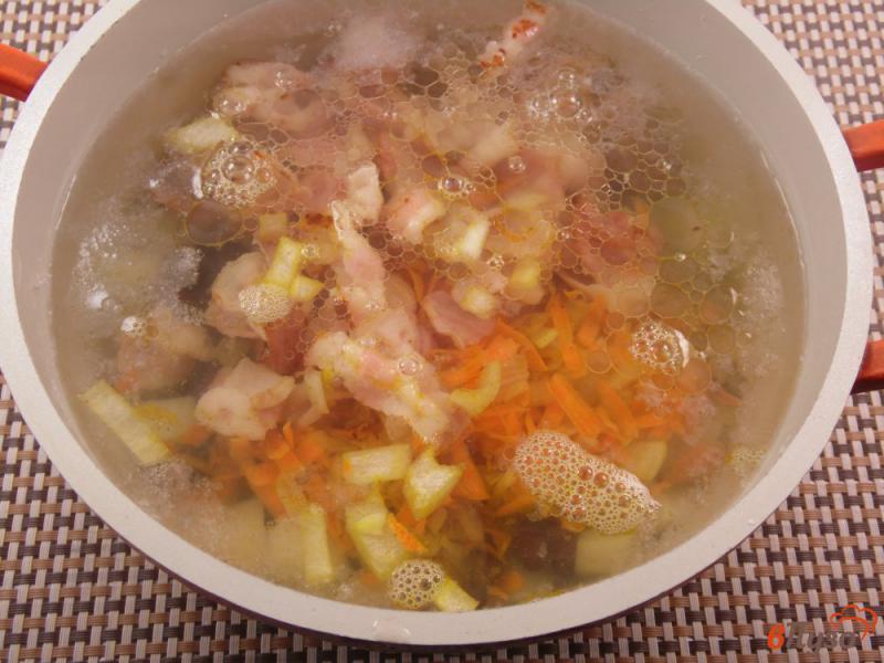 Фото приготовление рецепта: Суп фасолево-сырный с беконом шаг №5