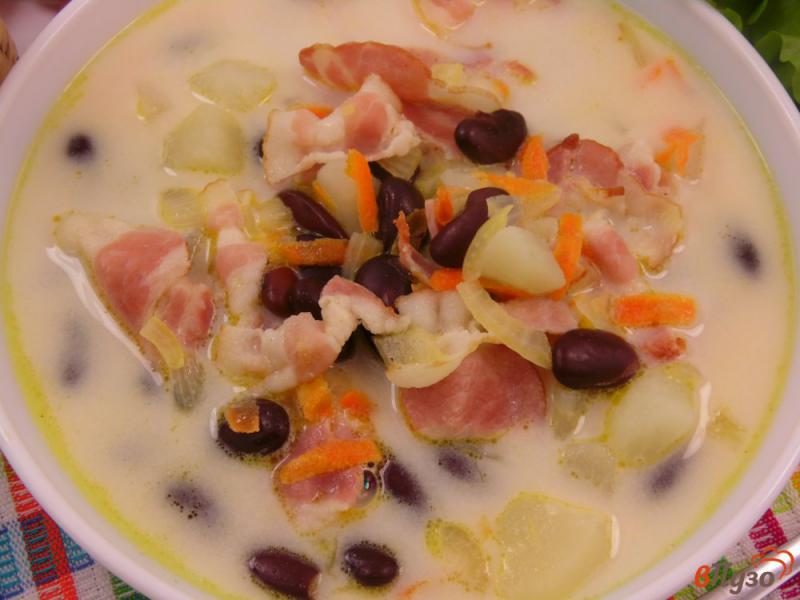 Фото приготовление рецепта: Суп фасолево-сырный с беконом шаг №7