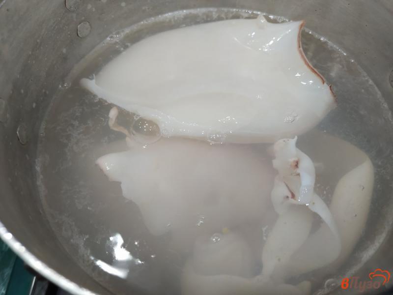 Фото приготовление рецепта: Рисовая лапша с болгарским перцем и кальмарами шаг №2