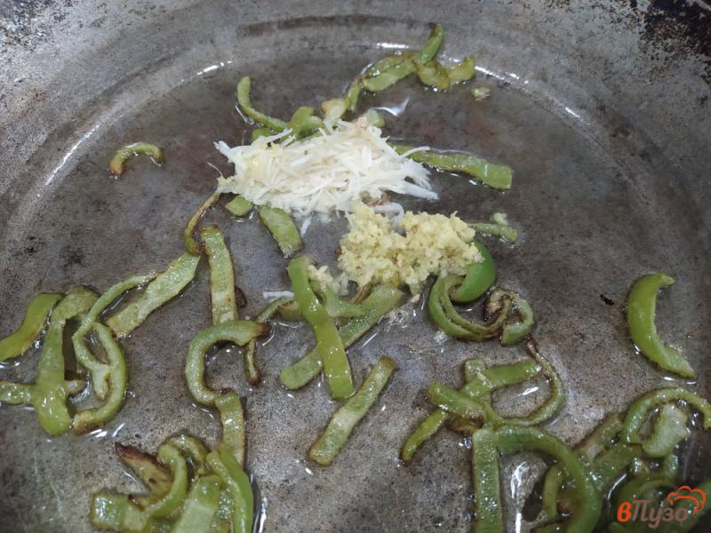 Фото приготовление рецепта: Рисовая лапша с болгарским перцем и кальмарами шаг №5