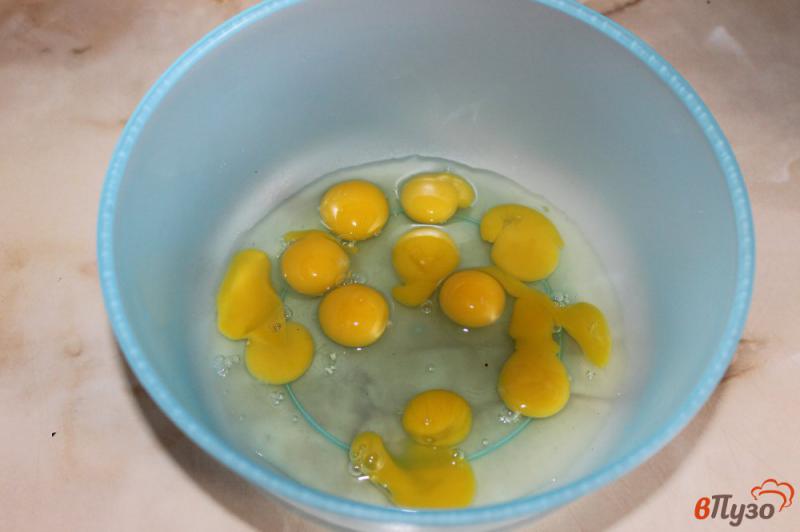 Фото приготовление рецепта: Блины на перепелиных яйцах с зеленью шаг №1