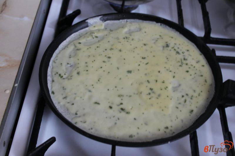 Фото приготовление рецепта: Блины на перепелиных яйцах с зеленью шаг №6