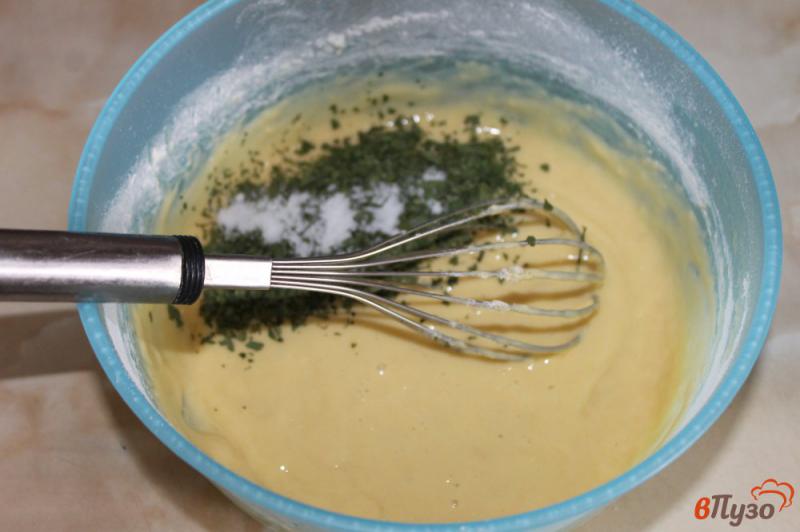 Фото приготовление рецепта: Блины на перепелиных яйцах с зеленью шаг №4