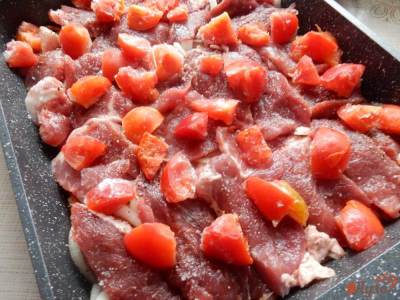 Фото приготовление рецепта: Свинина с помидорами под сметанным соусом шаг №6