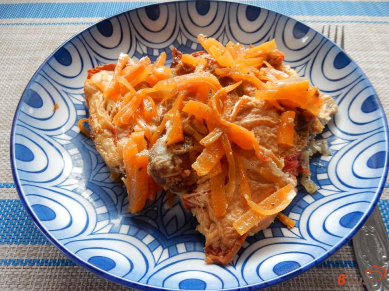 Фото приготовление рецепта: Свинина с помидорами под сметанным соусом шаг №10