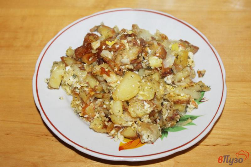 Фото приготовление рецепта: Картофель жареный с помидорами луком салом и яйцом шаг №5