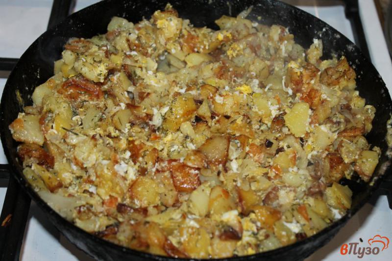 Фото приготовление рецепта: Картофель жареный с помидорами луком салом и яйцом шаг №4