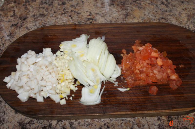 Фото приготовление рецепта: Картофель жареный с помидорами луком салом и яйцом шаг №1
