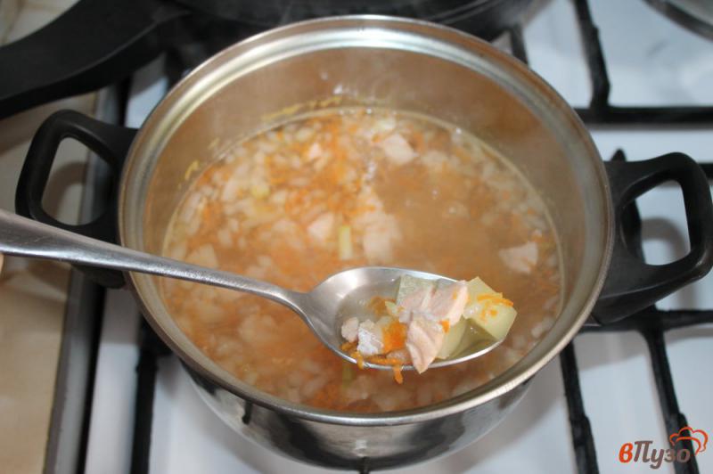 Фото приготовление рецепта: Суп с красной рыбой и кус - кусом шаг №3