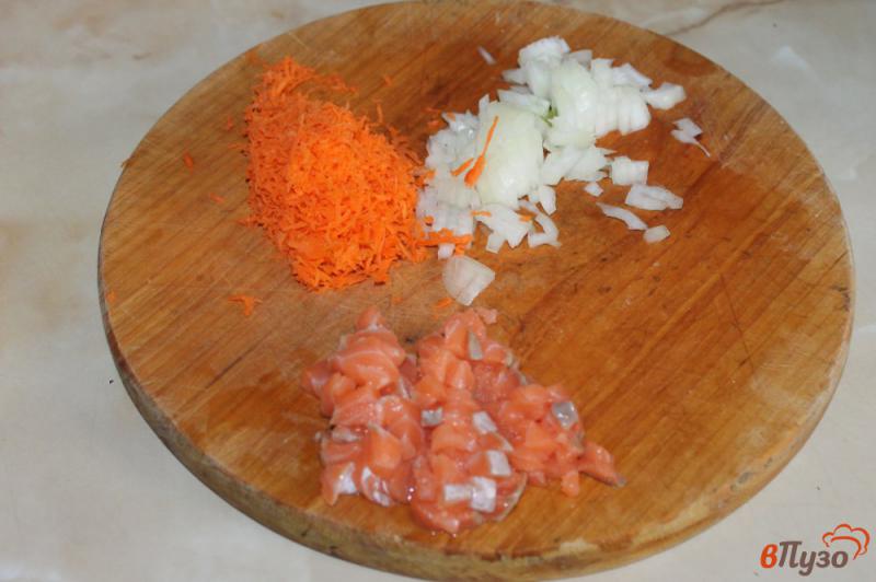 Фото приготовление рецепта: Суп с красной рыбой и кус - кусом шаг №2