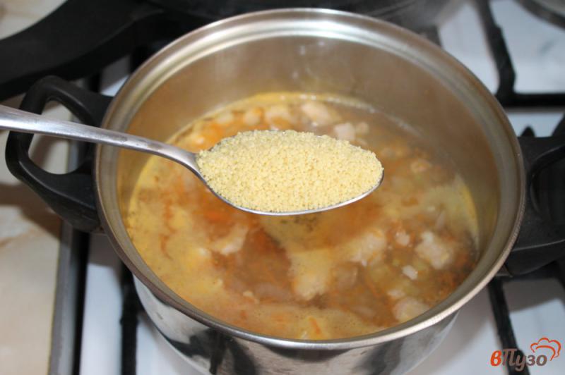 Фото приготовление рецепта: Суп с красной рыбой и кус - кусом шаг №4
