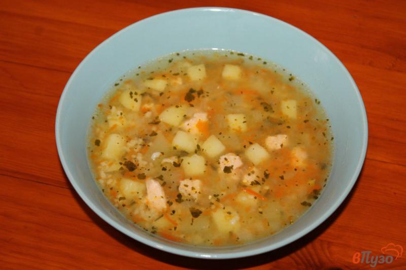 Фото приготовление рецепта: Суп с красной рыбой и кус - кусом шаг №6