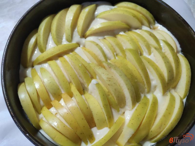 Фото приготовление рецепта: Кефирно-творожная шарлотка с яблоками шаг №7