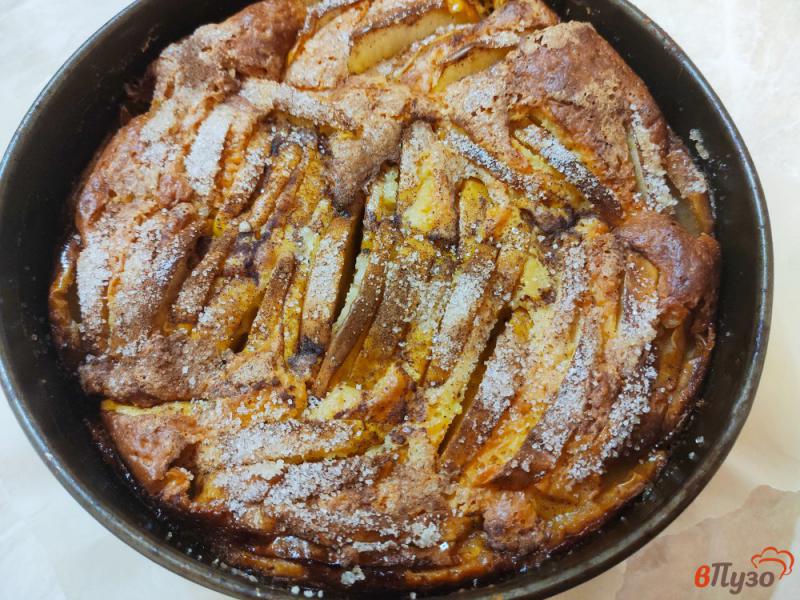Фото приготовление рецепта: Кефирно-творожная шарлотка с яблоками шаг №9
