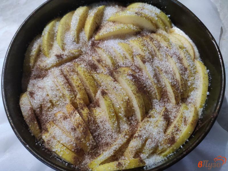 Фото приготовление рецепта: Кефирно-творожная шарлотка с яблоками шаг №8