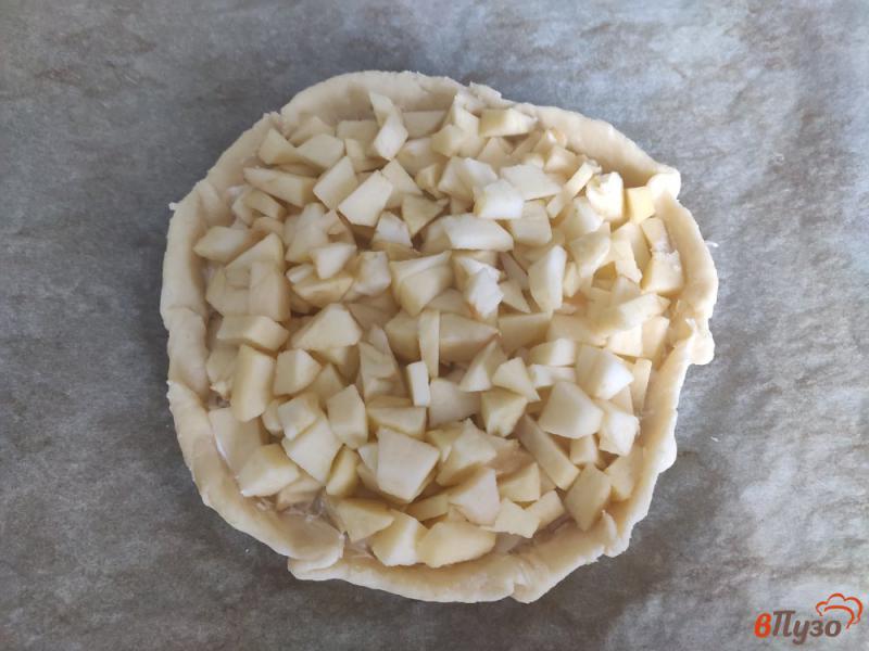Фото приготовление рецепта: Открытый пирог с яблоками и корицей шаг №7