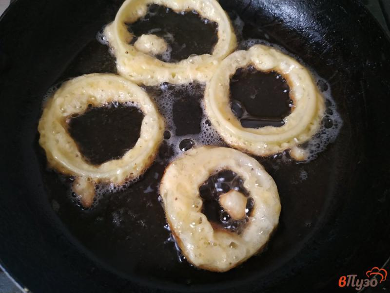 Фото приготовление рецепта: Луковые кольца в сырном кляре шаг №4