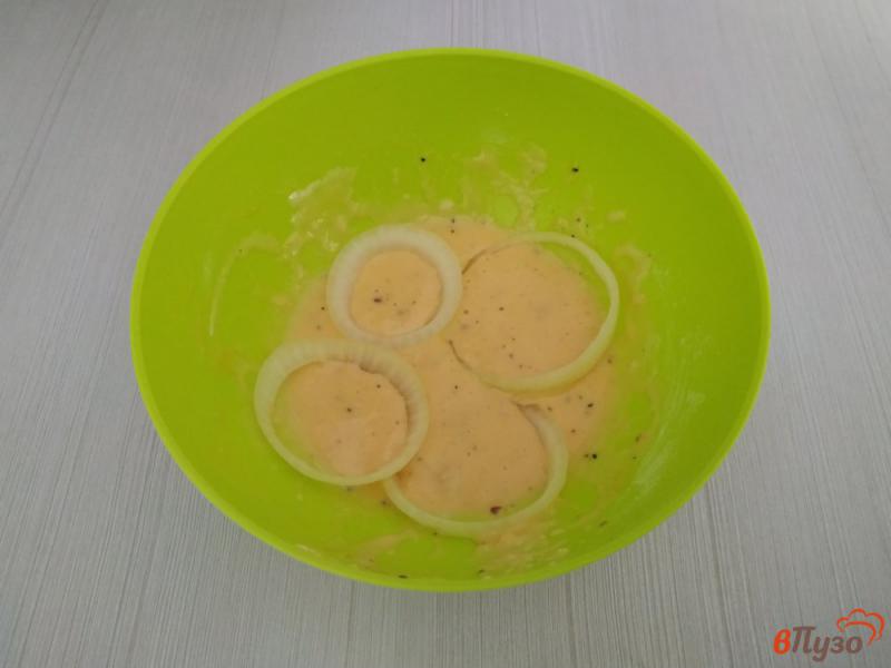 Фото приготовление рецепта: Луковые кольца в сырном кляре шаг №3