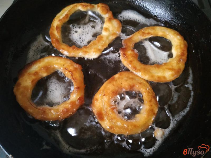 Фото приготовление рецепта: Луковые кольца в сырном кляре шаг №5