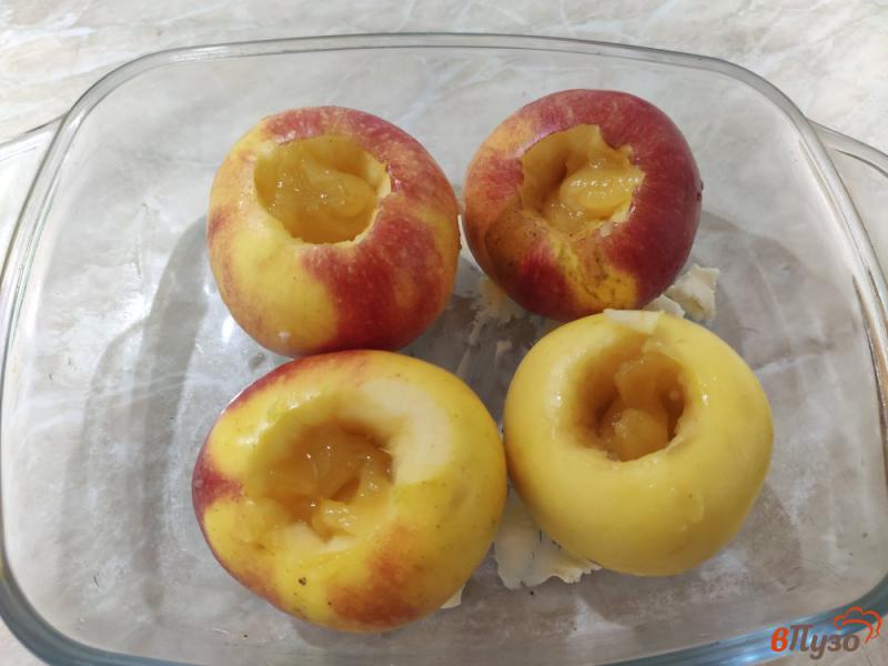 Фото приготовление рецепта: Яблоки запечённые с медом и орехами шаг №3