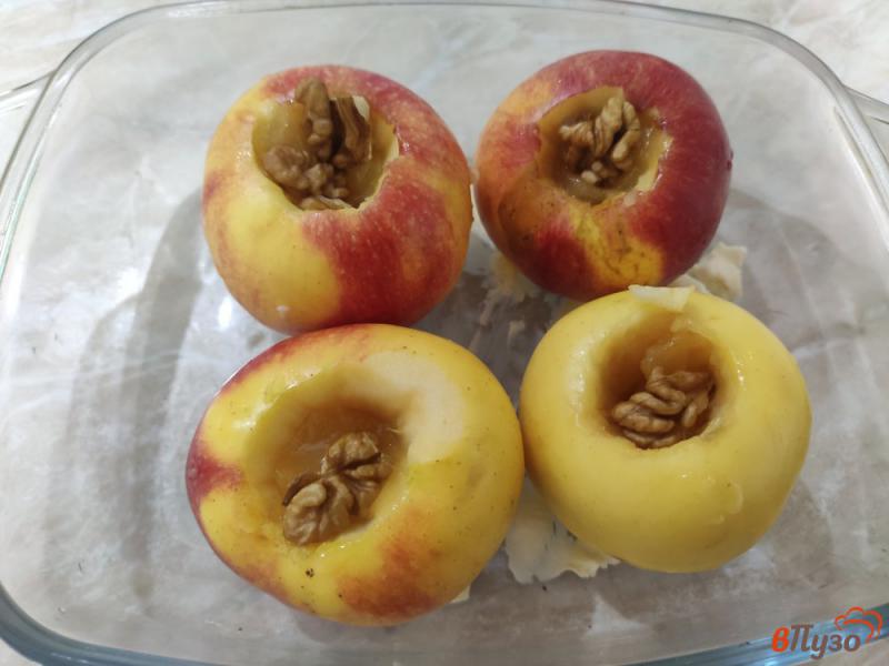 Фото приготовление рецепта: Яблоки запечённые с медом и орехами шаг №4