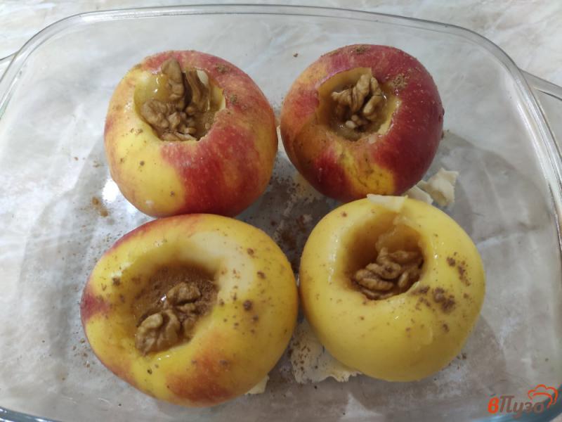 Фото приготовление рецепта: Яблоки запечённые с медом и орехами шаг №5