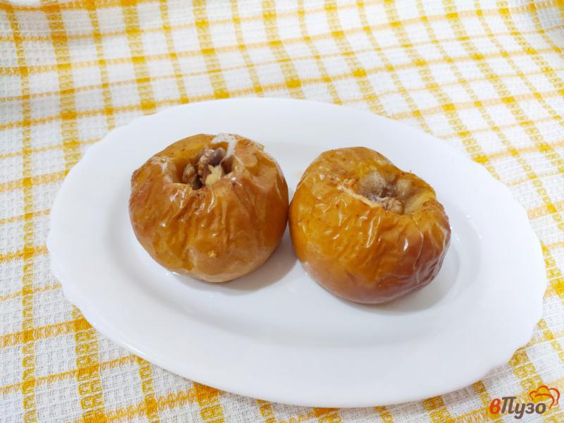 Фото приготовление рецепта: Яблоки запечённые с медом и орехами шаг №7