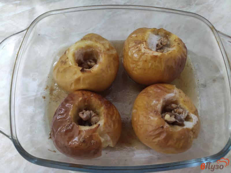 Фото приготовление рецепта: Яблоки запечённые с медом и орехами шаг №6