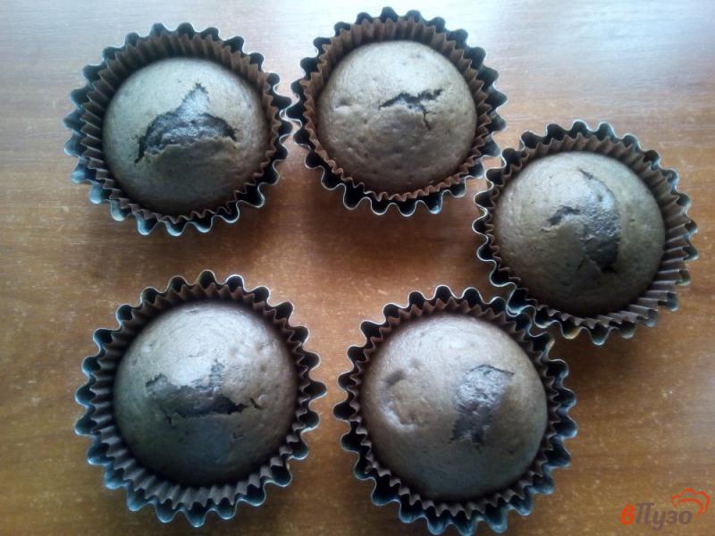 Фото приготовление рецепта: Шоколадные капкейки шаг №5