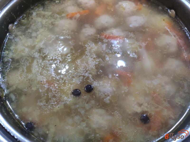 Фото приготовление рецепта: Суп с фрикадельками и вермишелью шаг №4
