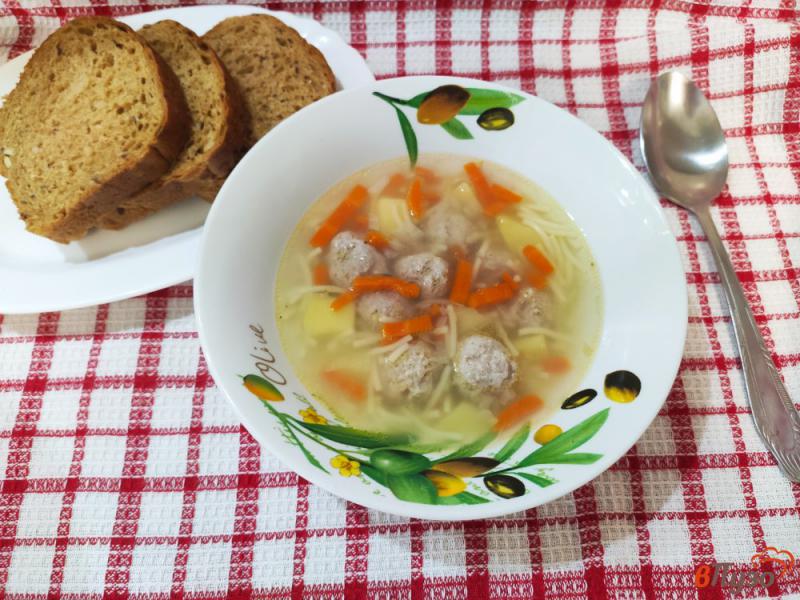Фото приготовление рецепта: Суп с фрикадельками и вермишелью шаг №5
