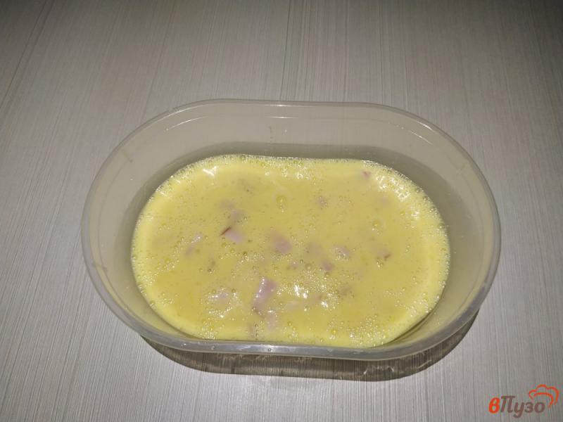 Фото приготовление рецепта: Омлет с сыром и ветчиной на пару шаг №4