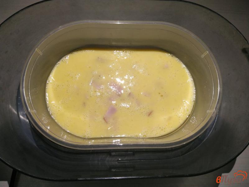 Фото приготовление рецепта: Омлет с сыром и ветчиной на пару шаг №5