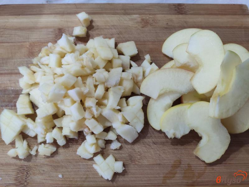 Фото приготовление рецепта: Овсяная шарлотка с яблоками шаг №4