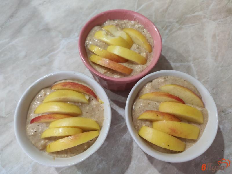 Фото приготовление рецепта: Овсяная шарлотка с яблоками шаг №7