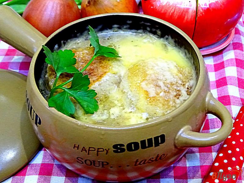 Фото приготовление рецепта: Французский луковый суп шаг №8