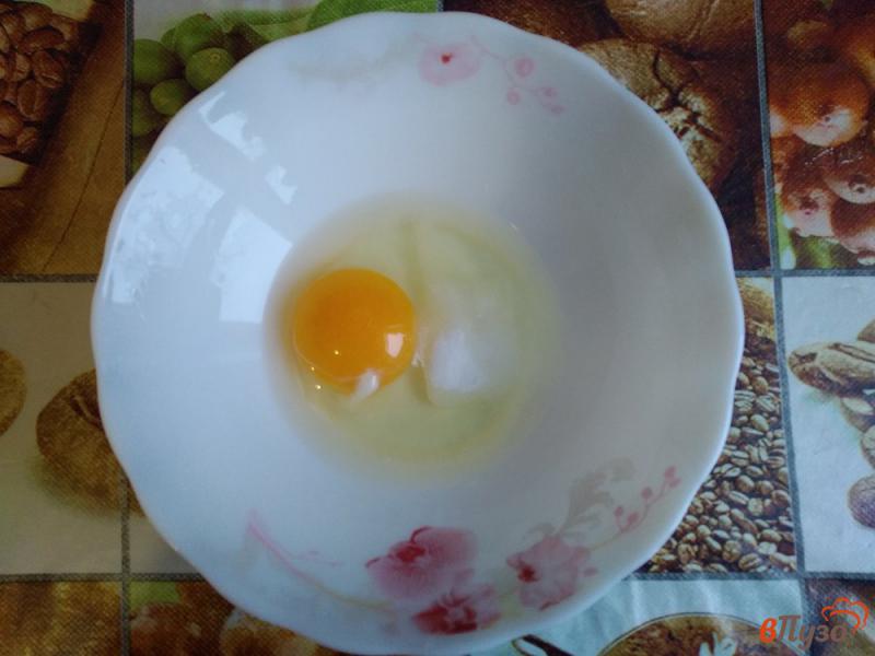 Фото приготовление рецепта: Куриная голень тушеная в яично-сырном соусе шаг №2