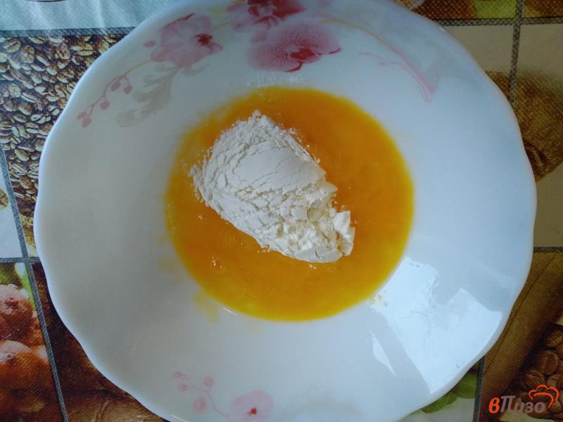 Фото приготовление рецепта: Куриная голень тушеная в яично-сырном соусе шаг №3