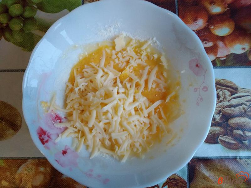 Фото приготовление рецепта: Куриная голень тушеная в яично-сырном соусе шаг №4