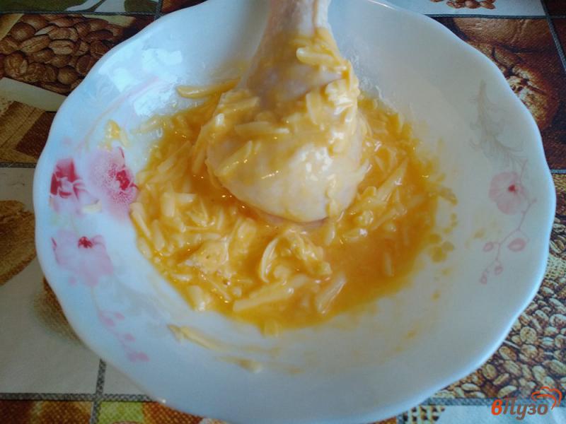 Фото приготовление рецепта: Куриная голень тушеная в яично-сырном соусе шаг №5